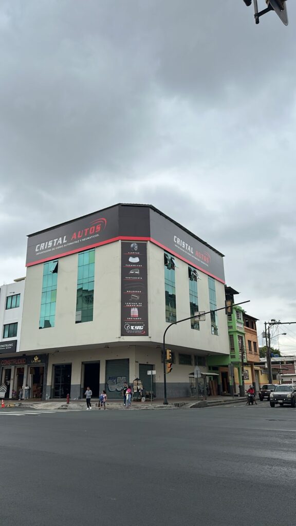 Foto real de la sucursal Cristal Autos Guayaquil, avenida Machala y Clemente Ballén