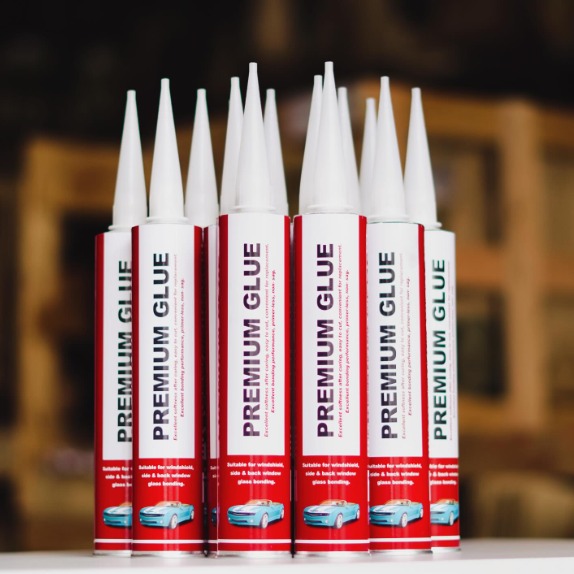 Cartuchos de adhesivo Premium Glue para instalación de vidrio automotriz, foto proporcionada por Cristal Autos