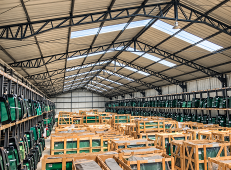 Interior de la bodega de Cristal Autos con parabrisas en estanterías y embalajes de madera, imagen proporcionada por la empresa
